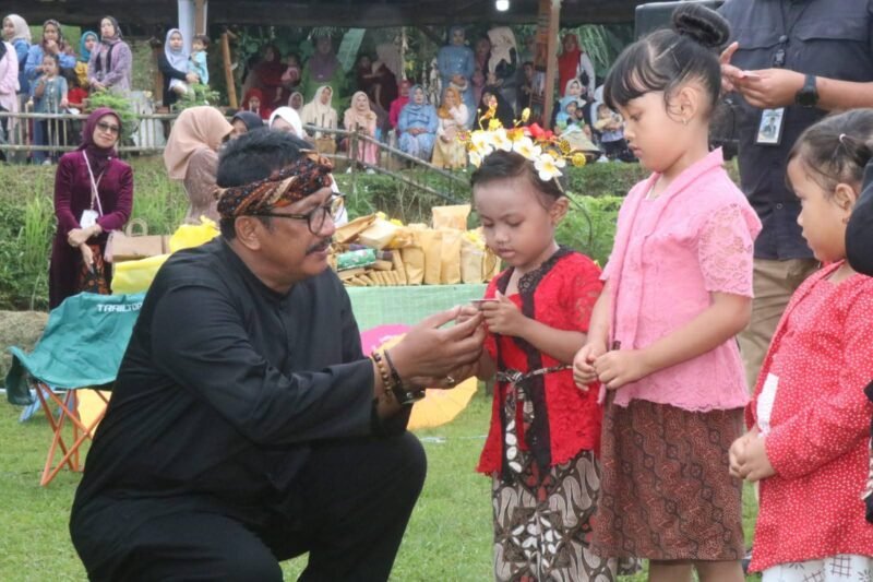 Bupati Sukabumi H. Asep Japar bersama Sekda H. Ade Suryaman menghadiri peringatan Hari Anak Nasional 2025