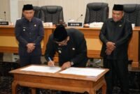 Rapat Paripurna DPRD Kabupaten Sukabumi menetapkan Keputusan Pimpinan DPRD Nomor 3 Tahun 2025 sebagai bentuk persetujuan atas penyempurnaan Raperda