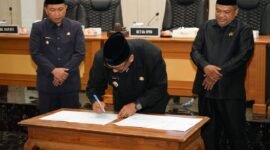 Rapat Paripurna DPRD Kabupaten Sukabumi menetapkan Keputusan Pimpinan DPRD Nomor 3 Tahun 2025 sebagai bentuk persetujuan atas penyempurnaan Raperda