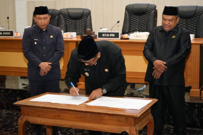 Rapat Paripurna DPRD Kabupaten Sukabumi menetapkan Keputusan Pimpinan DPRD Nomor 3 Tahun 2025 sebagai bentuk persetujuan atas penyempurnaan Raperda