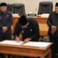 Rapat Paripurna DPRD Kabupaten Sukabumi menetapkan Keputusan Pimpinan DPRD Nomor 3 Tahun 2025 sebagai bentuk persetujuan atas penyempurnaan Raperda