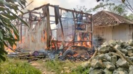 Rumah milik seorang lansia di Desa Cibaregbeg, Kecamatan Sagaranten, ludes terbakar pada Jumat siang.