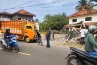 Sebuah truk menabrak warung di Jalan Nasional III, Kecamatan Cikakak,
