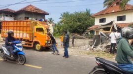 Sebuah truk menabrak warung di Jalan Nasional III, Kecamatan Cikakak,