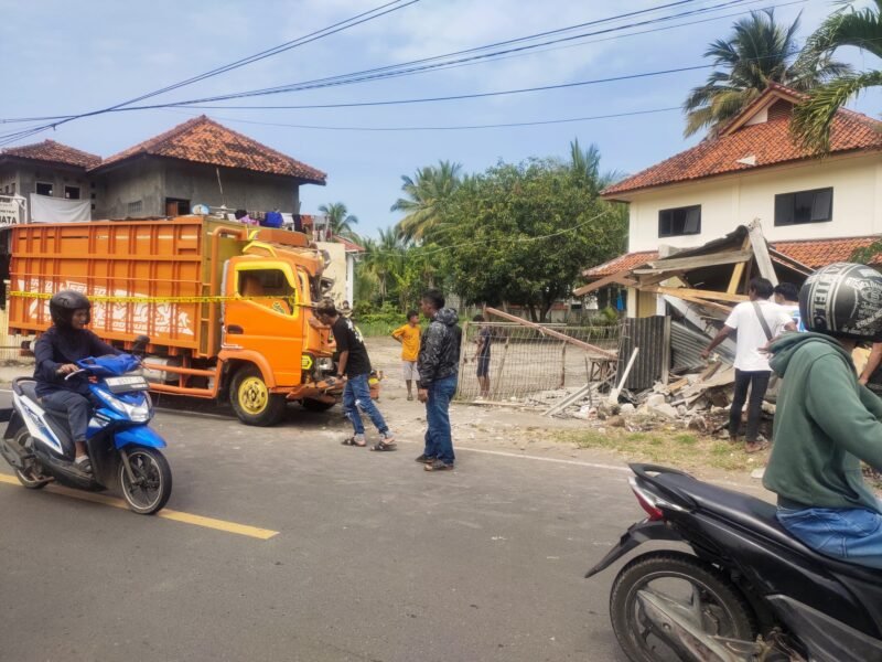 Sebuah truk menabrak warung di Jalan Nasional III, Kecamatan Cikakak,