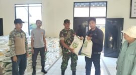 Sebanyak 1.826 Keluarga Penerima Manfaat di Kelurahan Palabuhanratu menerima bantuan beras dari Bulog. .