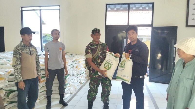 Sebanyak 1.826 Keluarga Penerima Manfaat di Kelurahan Palabuhanratu menerima bantuan beras dari Bulog. .