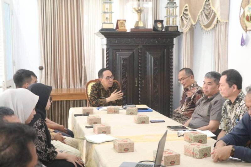 Sekda Kabupaten Sukabumi Ade Suryaman menerima audiensi dari Sukarobot