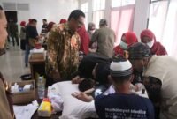 Khitanan massal memeriahkan perayaan HJKS ke-155 di Pendopo Kabupaten Sukabumi.