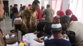 Khitanan massal memeriahkan perayaan HJKS ke-155 di Pendopo Kabupaten Sukabumi.