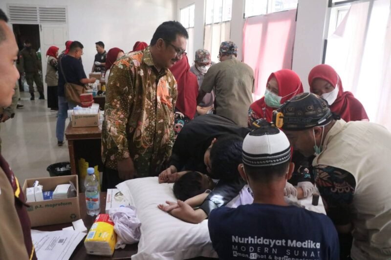 Khitanan massal memeriahkan perayaan HJKS ke-155 di Pendopo Kabupaten Sukabumi.