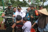 Bupati Sukabumi H. Asep Japar bersama Danrem 061/Suryakencana Brigjen TNI Faisol Izuddin