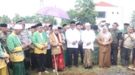 Bupati Sukabumi H. Asep Japar meletakkan batu pertama pembangunan Gedung MUI