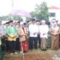 Bupati Sukabumi H. Asep Japar meletakkan batu pertama pembangunan Gedung MUI