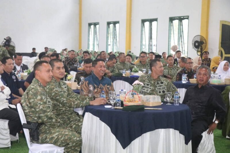 Wakil Bupati Sukabumi H. Andreas menghadiri upacara serah terima jabatan Komandan Yon Armed 13/Nanggala/1/1 Kostrad di Cikembang.