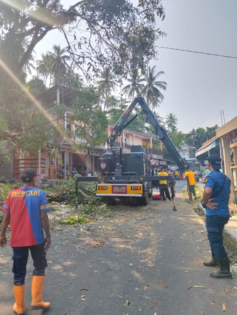 Dinas Damkar Kabupaten Sukabumi bersama Dalmas Polres