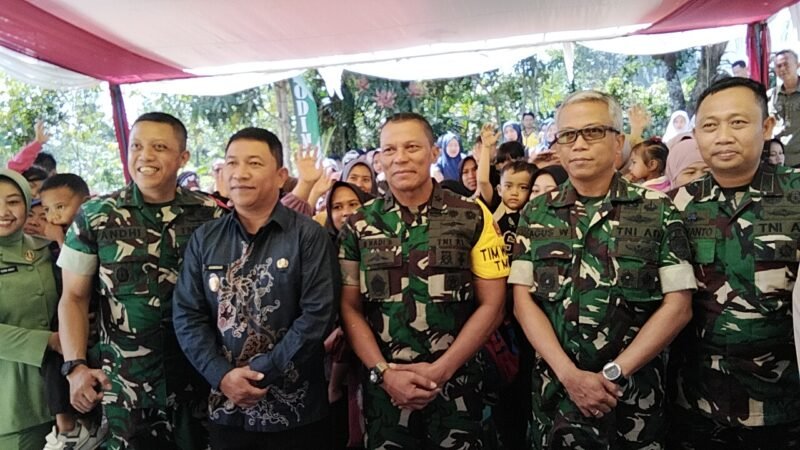 Waaster Panglima TNI Brigjen TNI (Mar) Bambang Hadi Suseno meninjau pelaksanaan TMMD ke-125 Kodim 0622/Kabupaten Sukabumi