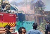 Lima rumah warga di Kampung Pasir Muncang, Sukaraja, hangus terbakar akibat korsleting listrik. Petugas berjibaku memadamkan api selama dua jam.