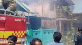 Lima rumah warga di Kampung Pasir Muncang, Sukaraja, hangus terbakar akibat korsleting listrik. Petugas berjibaku memadamkan api selama dua jam.