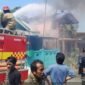 Lima rumah warga di Kampung Pasir Muncang, Sukaraja, hangus terbakar akibat korsleting listrik. Petugas berjibaku memadamkan api selama dua jam.