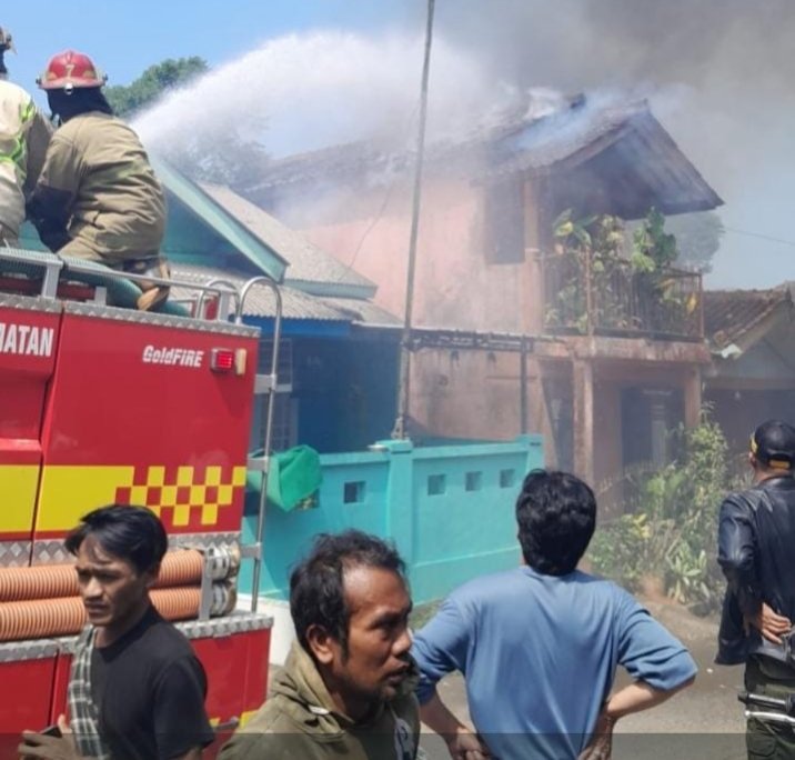 Lima rumah warga di Kampung Pasir Muncang, Sukaraja, hangus terbakar akibat korsleting listrik. Petugas berjibaku memadamkan api selama dua jam.