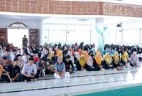 Ratusan warga memadati Masjid Agung Palabuhanratu dalam Istighosah Kubro memperingati Hari Jadi ke-155 Kabupaten Sukabumi.