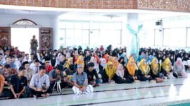Ratusan warga memadati Masjid Agung Palabuhanratu dalam Istighosah Kubro memperingati Hari Jadi ke-155 Kabupaten Sukabumi.