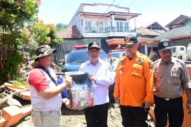 Wabup Sukabumi H. Andreas meninjau langsung lokasi terdampak banjir