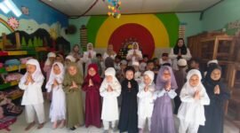 Menanamkan nilai keislaman sejak dini, PAUD Strawbery rayakan Hari Santri Nasional 2025