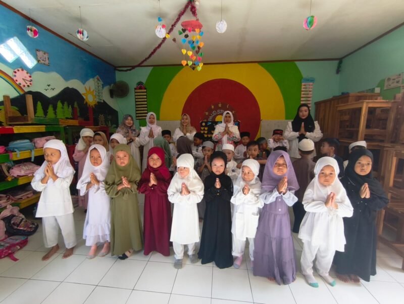 Menanamkan nilai keislaman sejak dini, PAUD Strawbery rayakan Hari Santri Nasional 2025