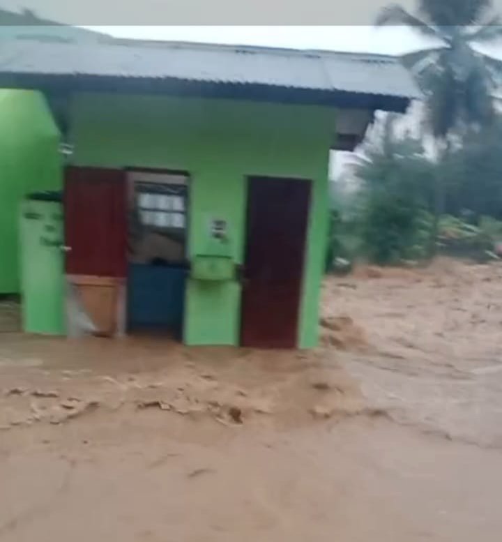 Curah hujan tinggi sebabkan Sungai Cikakak meluap