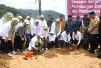 Kunjungan Menko PM bersama Bupati dan Wakil Bupati Sukabumi di Desa Sukarame