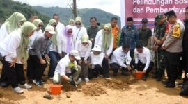 Kunjungan Menko PM bersama Bupati dan Wakil Bupati Sukabumi di Desa Sukarame