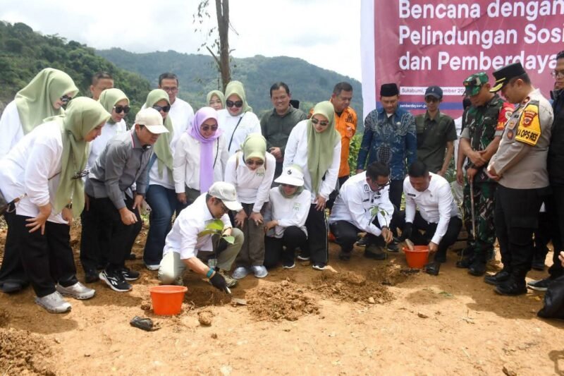 Kunjungan Menko PM bersama Bupati dan Wakil Bupati Sukabumi di Desa Sukarame