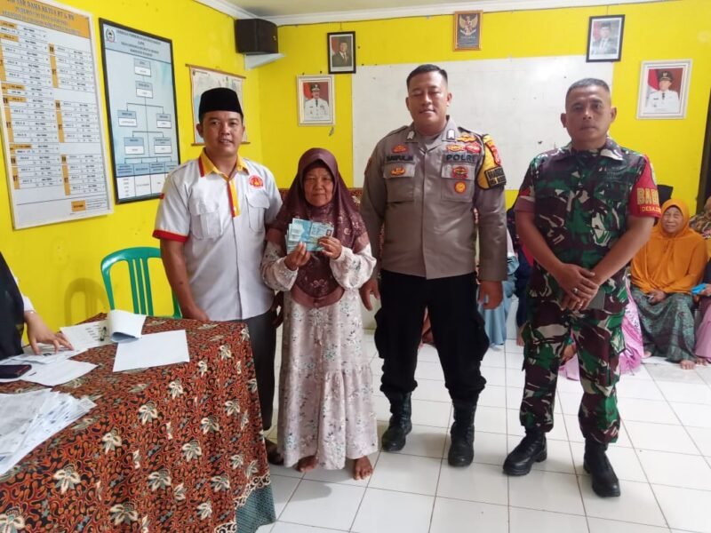 Penyaluran BLT Kesra di Desa Gandasoli berlangsung lancar dan tertib.