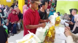 Penyaluran PKH dan Kartu Kombo di Desa Wangunsari berjalan lancar.