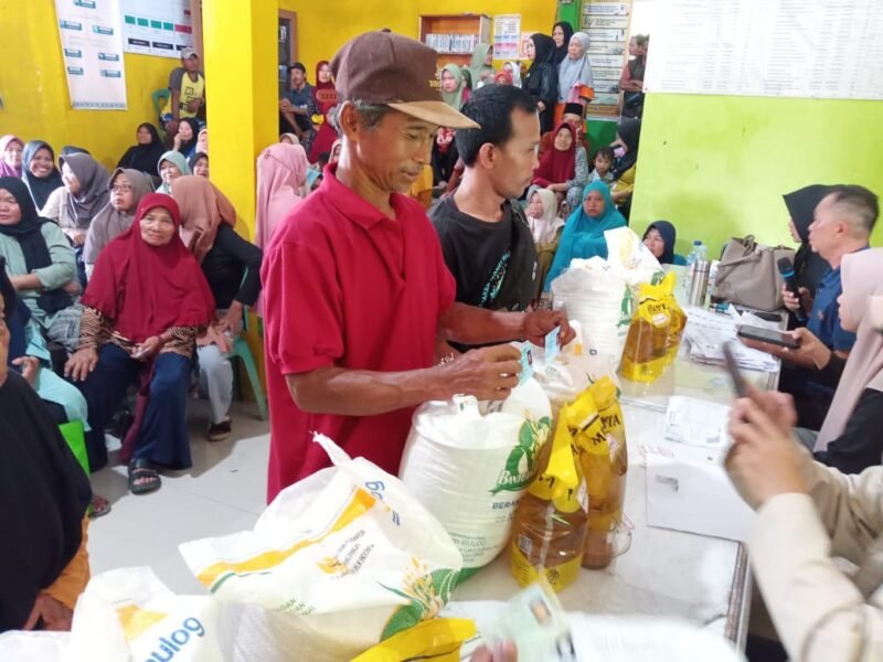 Penyaluran PKH dan Kartu Kombo di Desa Wangunsari berjalan lancar.