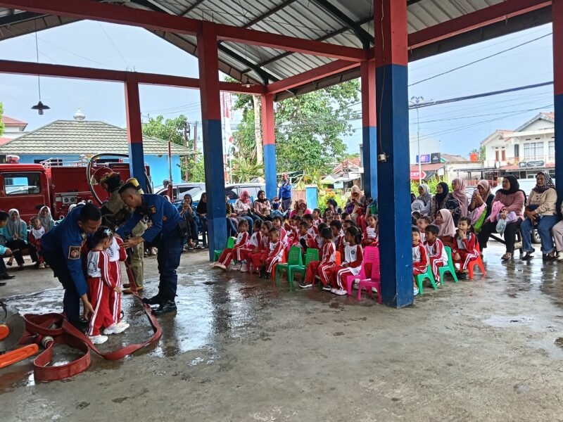 Edukasi keselamatan sejak dini menjadi langkah penting dalam membangun kesadaran anak terhadap bahaya kebakaran.