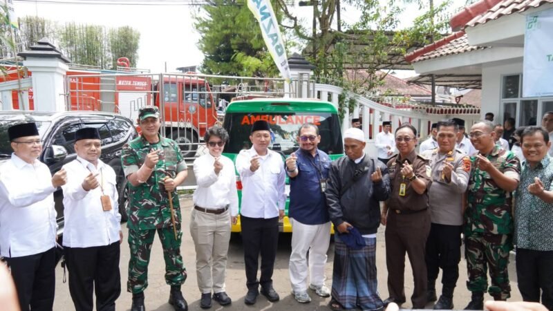 Penyerahan bantuan ambulans dari PT AXA Insurance kepada BAZNAS Kabupaten Sukabumi