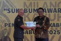 Pemkab Sukabumi menyerahkan Sukabumi Award 2025