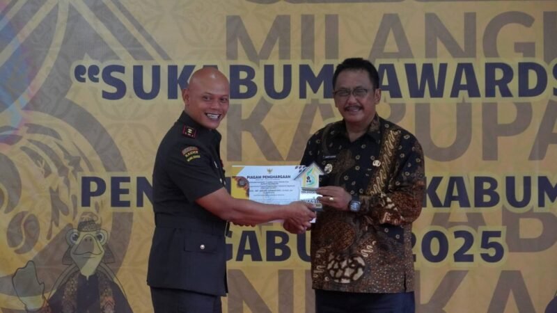 Pemkab Sukabumi menyerahkan Sukabumi Award 2025
