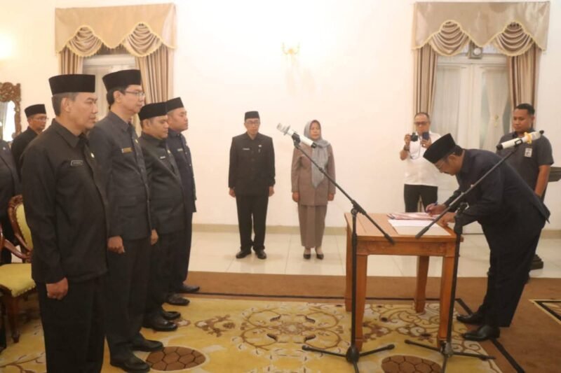 Pelantikan empat pejabat eselon IIb menandai komitmen Pemkab Sukabumi