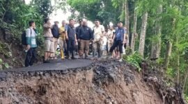 Wakil Bupati Sukabumi H. Andreas meninjau langsung jembatan putus akibat luapan Sungai Citapen di Desa Loji,