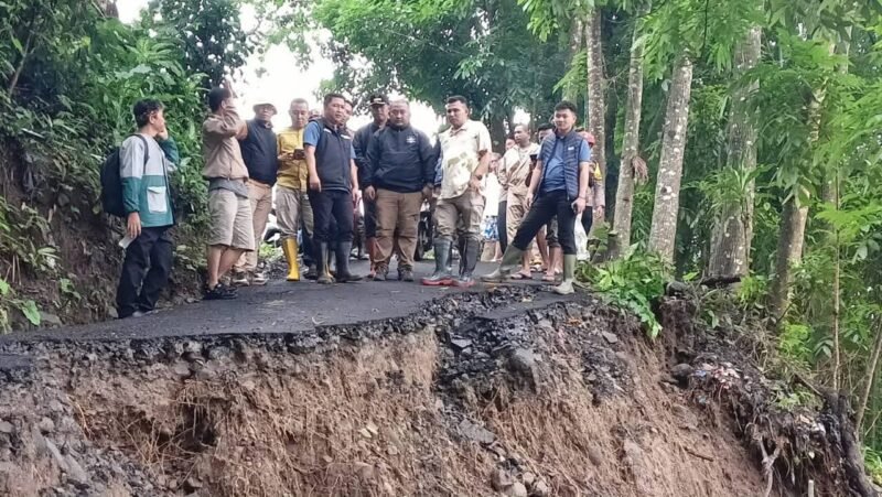 Wakil Bupati Sukabumi H. Andreas meninjau langsung jembatan putus akibat luapan Sungai Citapen di Desa Loji,