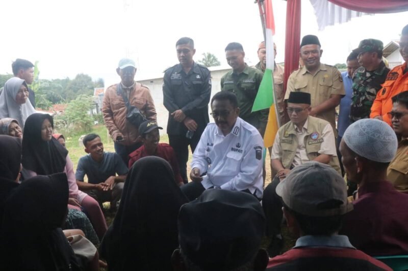 Bupati Sukabumi H. Asep Japar melakukan peletakan batu pertama