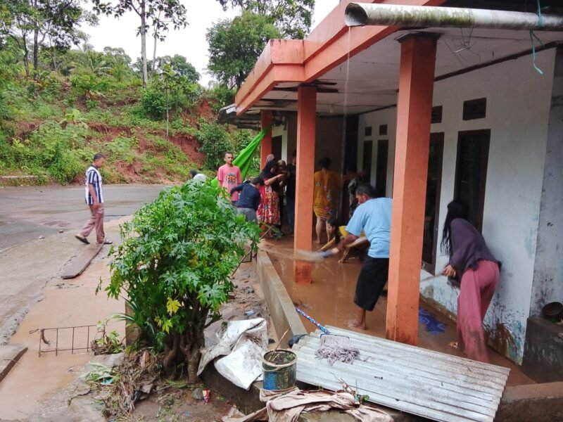 Banjir lumpur merendam sejumlah rumah warga di Kampung Cipeuncit