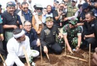 Pangdam III/Siliwangi Mayjen TNI Kosasih mendampingi Gubernur Jawa Barat Dedi Mulyadi