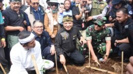 Pangdam III/Siliwangi Mayjen TNI Kosasih mendampingi Gubernur Jawa Barat Dedi Mulyadi