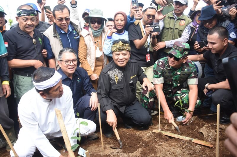 Pangdam III/Siliwangi Mayjen TNI Kosasih mendampingi Gubernur Jawa Barat Dedi Mulyadi