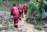 Polres Sukabumi bergerak cepat menangani longsor di Ruas Jalan Nasional Bagbagan.